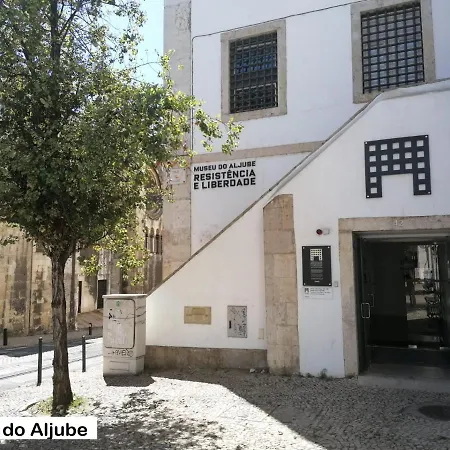 Chiado Open World בית הארחה *